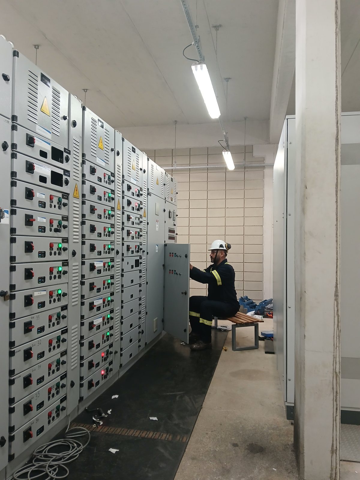 Painéis elétricos com cabeamento instalado